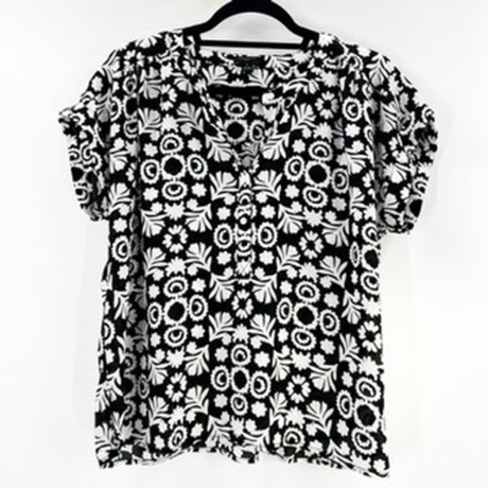 Ann Taylor Petite Black White Floral Print V Neck Short Sleeve Blouse Top MP